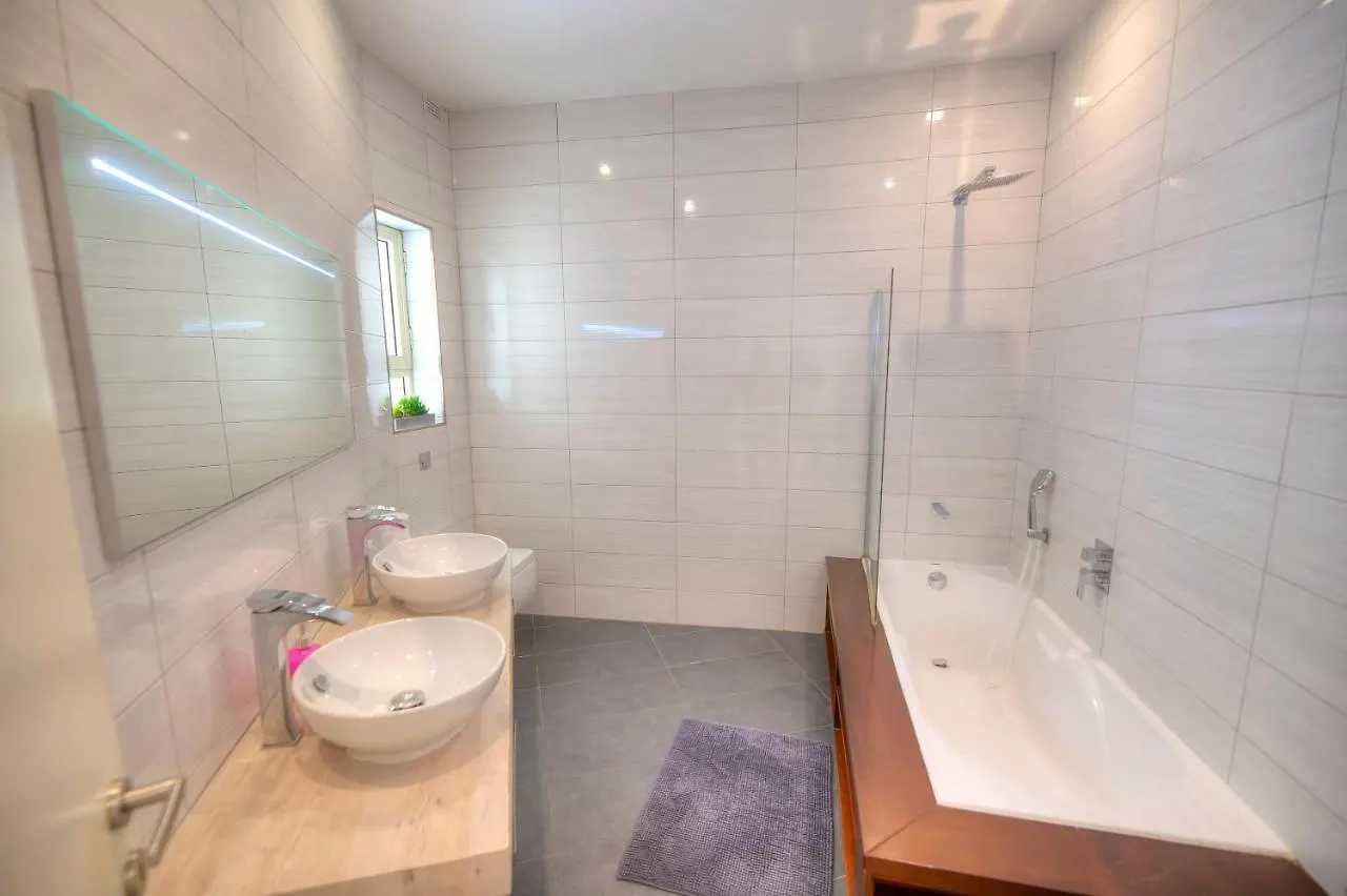 Apartment Spacious 4 Bedrooms With Sea View Balcony Goslm-3 Sliema