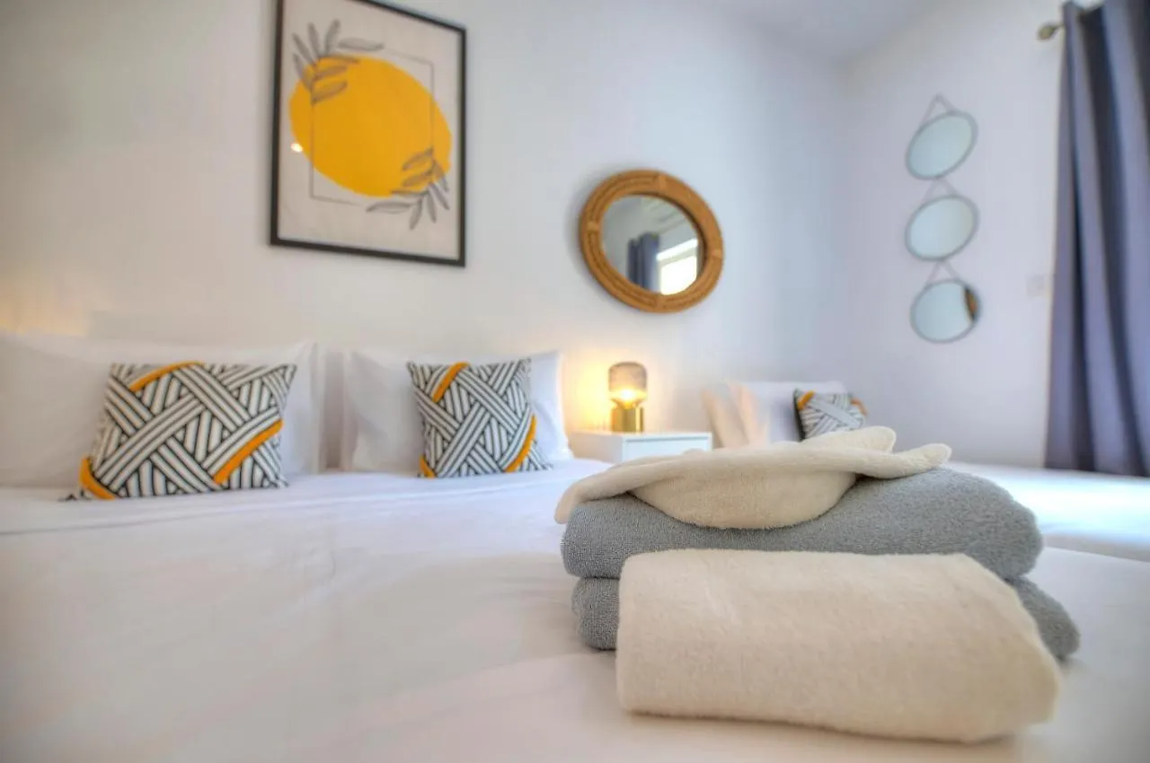 Apartment Spacious 4 Bedrooms With Sea View Balcony Goslm-3 Sliema